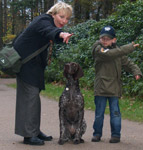 Mutter und Sebastian, kurz Basti genannt, mit ihrer Deutsch Kurzhaarhündin Brixi, aufmerksam erwartet der Hund seine Aufgaben und Kommandos